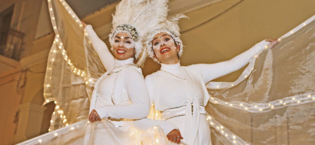 Le Light Signals sono una compagnia di artisti che eseguono spettacoli con abiti luminosi con costumi da farfalla e luci LED su trampoli. Sono note per le loro esibizioni visivamente impressionanti e emotivamente coinvolgenti, che possono essere adattate a vari eventi, come notte bianca, festival, eventi aziendali, cene di gala e persino matrimoni