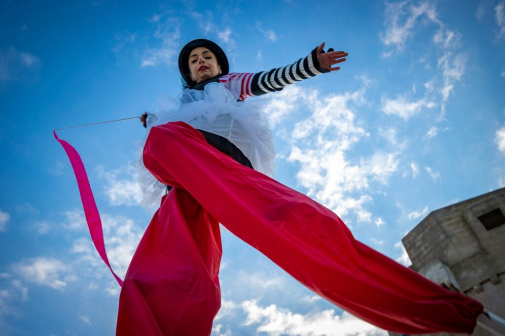 La Trampoliera a tema Circo, Madame Sasà, è una figura divertente e solare che porta con sé tutta la magia del circo. Con i suoi abiti allegri e colorati, incanta e diverte chiunque la osservi. I suoi costumi, ricchi di colori vivaci e dettagli giocosi, contribuiscono a creare un'atmosfera festosa e spensierata.

Se stai organizzando una festa a tema circo, Madame Sasà è l'artista perfetta per questo tipo di eventi. La sua presenza scenica, unita alla sua abilità nel trampolino, farà divertire grandi e piccini, rendendo il tuo evento indimenticabile. Con i suoi spettacoli coinvolgenti e la sua energia contagiosa, Madame Sasà sa come far sorridere il pubblico e creare momenti di pura gioia e meraviglia.

Non solo una semplice trampoliera, Madame Sasà è un'artista completa che porta la magia del circo ovunque vada, trasformando ogni festa in uno spettacolo unico e indimenticabile.