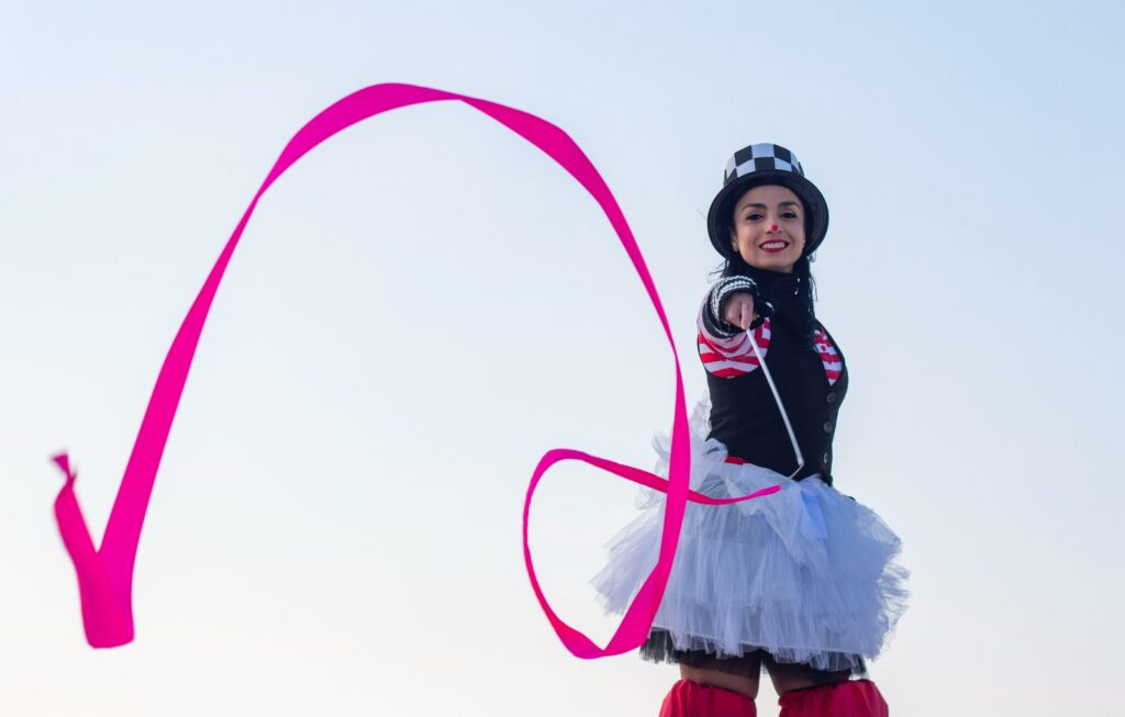 Madame Sasà è una Artista di strada su trampoli – Spettacoli ed eventi di piazza
Sul far della sera, abbandonano le loro tane nei boschi e, accompagnati dal suono dei grilli e seguendo le scie luminose delle lucciole, giungono in città per popolarne strade e piazze. Sono i protagonisti della parata delle favole, un singolare spettacolo di animazione itinerante, per l’organizzazione e l’intrattenimento del pubblico delle notti bianche, dei centri commerciali, dei matrimoni e delle feste di primavera. l’animazione itinerante della parata delle favole è un’animazione musicale di artisti di strada su trampoli
Strabilianti artisti di strada su trampoli, percorrono strade e tragitti degli eventi, eseguendo mirabolanti acrobazie e scenografiche coreografie, con il guizzo rapido dei folletti del bosco o i leggiadri movimenti delle fatine luminose, esibendosi su un accompagnamento musicale itinerante eseguito dal vivo. La vasta produzione di testi ed illustrazioni su queste incredibili creature della notte, ha ispirato il team dei creativi per la realizzazione di uno spettacolo di animazione senza precedenti.