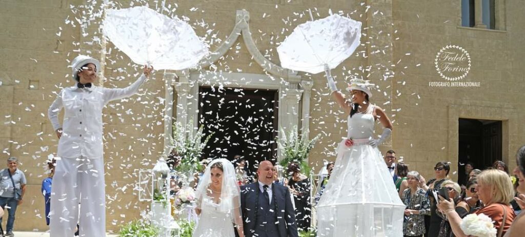 Due trampoliere in abito da sposo e sposa saranno pronte ad accogliere i vostri ospiti al vostro matrimonio, creando un'atmosfera magica e festosa fin dal primo momento. Con i loro eleganti costumi nuziali, cattureranno l'attenzione e l'ammirazione di tutti i presenti, aggiungendo un tocco di originalità e meraviglia al vostro giorno speciale.

Queste abili artiste sapranno intrattenere i presenti con gioia e allegria, coinvolgendo grandi e piccini con le loro esibizioni spettacolari. I loro movimenti aggraziati e le loro performance mozzafiato renderanno ogni momento del vostro matrimonio ancora più memorabile.

Le trampoliere sposo e sposa non solo daranno il benvenuto ai vostri invitati con sorrisi e saluti calorosi, ma potranno anche partecipare alla festa, ballando e interagendo con gli ospiti, creando un'atmosfera di festa e divertimento.

Affidatevi a queste straordinarie artiste per aggiungere un tocco di fantasia e incanto al vostro matrimonio, rendendo il vostro giorno speciale un evento indimenticabile per tutti.
