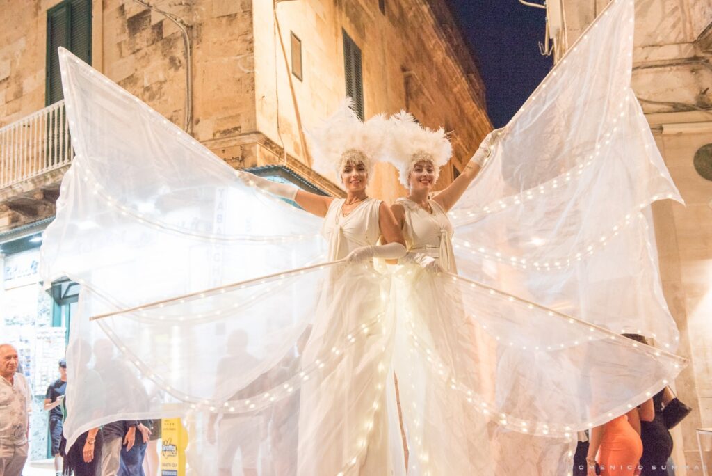 Due farfalle luminose, danzando sui trampoli, si elevano in una poesia che celebra la forza e la delicatezza dell’amore. La loro danza leggera, luminosa e scintillante avvolge i vostri ospiti, portandoli fra le stelle, il luogo ideale per sognare insieme con amici e parenti, sollevati sulle ali dell’amore.

Una pioggia di coriandoli e bolle di sapone giganti completa l’atmosfera, creando una fantastica magia . Così, in questo scenario incantato, vi immergerete in un mondo di amore eterno e sogni condivisi, mentre la poesia si dipana sotto il cielo stellato.